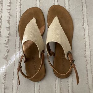 Women’s open-toed sandal